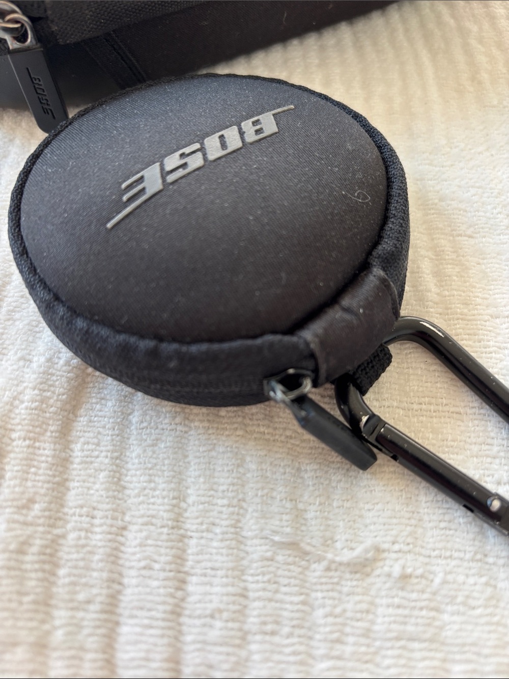 Bose Black Over-Ear Headphones and Earbuds - Picture 8 of 10